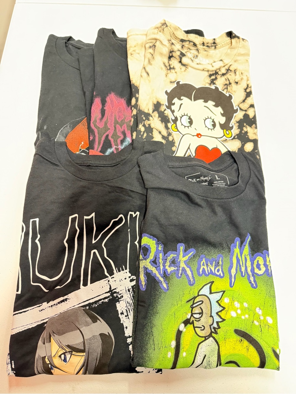 Lot of 5 graphic shirts 
Size Large